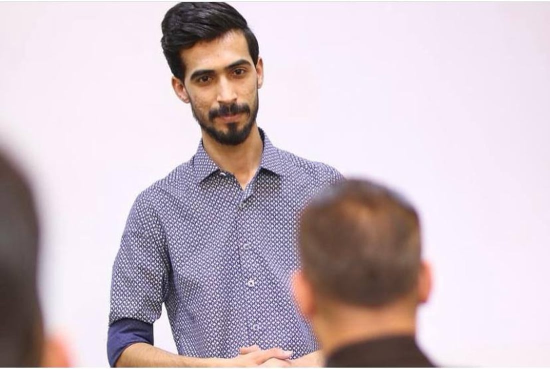 صور: شاب من العمارة يطوف على شباب كربلاء في المقاهي لتدريبهم على أصول الإدارة