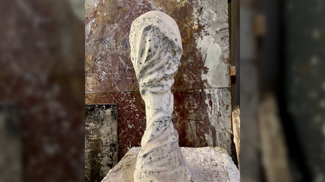 صور: فنان من أبو غريب يحيي البصرة بمنحوتة من حديد وصلصال