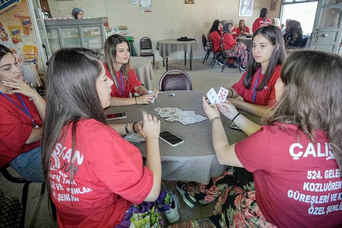 ساڵانه‌ رۆژێك پیاوان له‌ گوند ده‌رده‌كرێن و ژنان كاره‌كان راده‌په‌ڕێنن