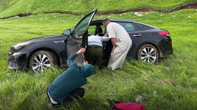 ئۆتۆمبێلێک لە شاخی ئەزمەڕ کەوتەخوارەوە