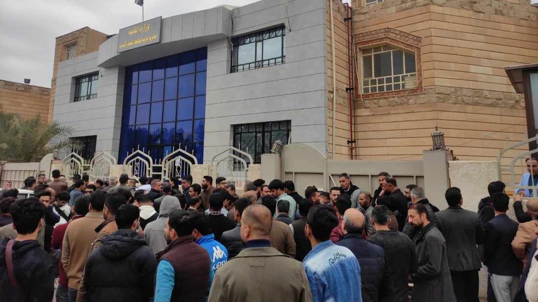 ازدحام أمام خزينة الدولة.. موظفو اقتراع النجف ينتظرون صرف مستحقاتهم (صور)