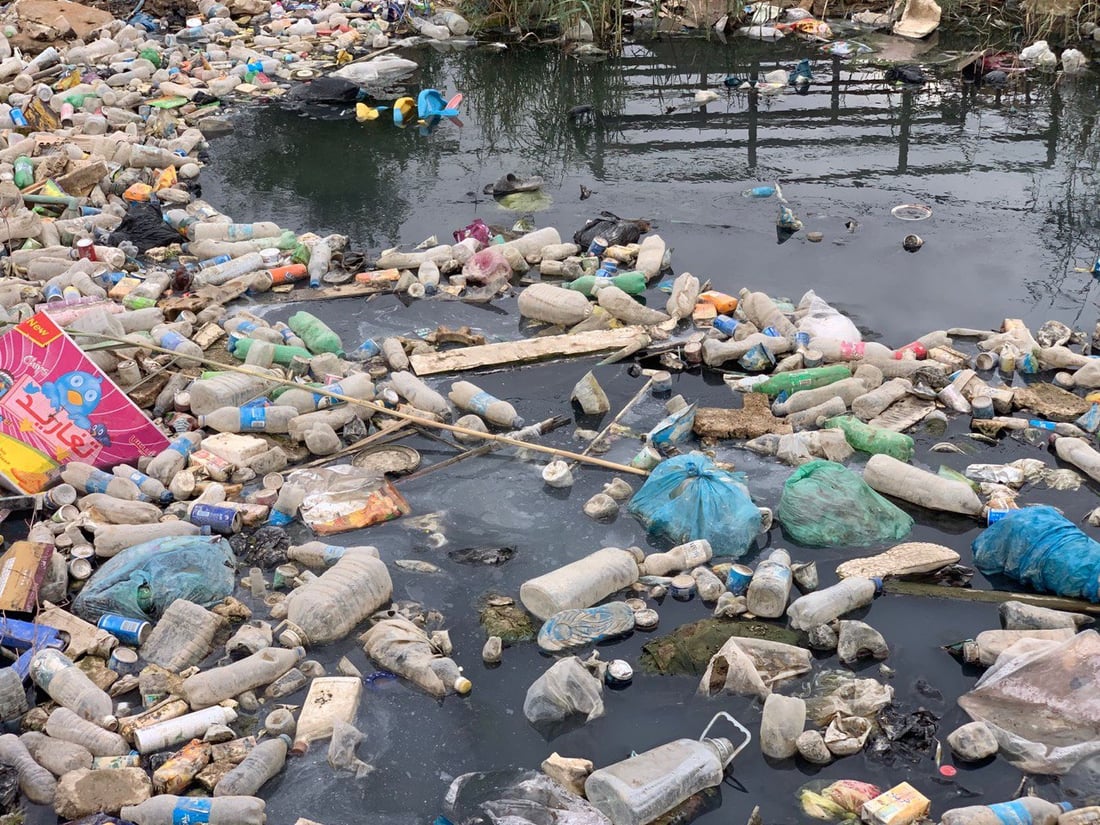 ناشط بابلي ينشر صوراً صادمة لنهر القاسم وهو “يغرق” في النفايات