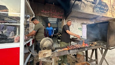 سيدات الموصل يرسلن خلطات الكباب المنزلي إلى “باب جديد” للشوي (صور)