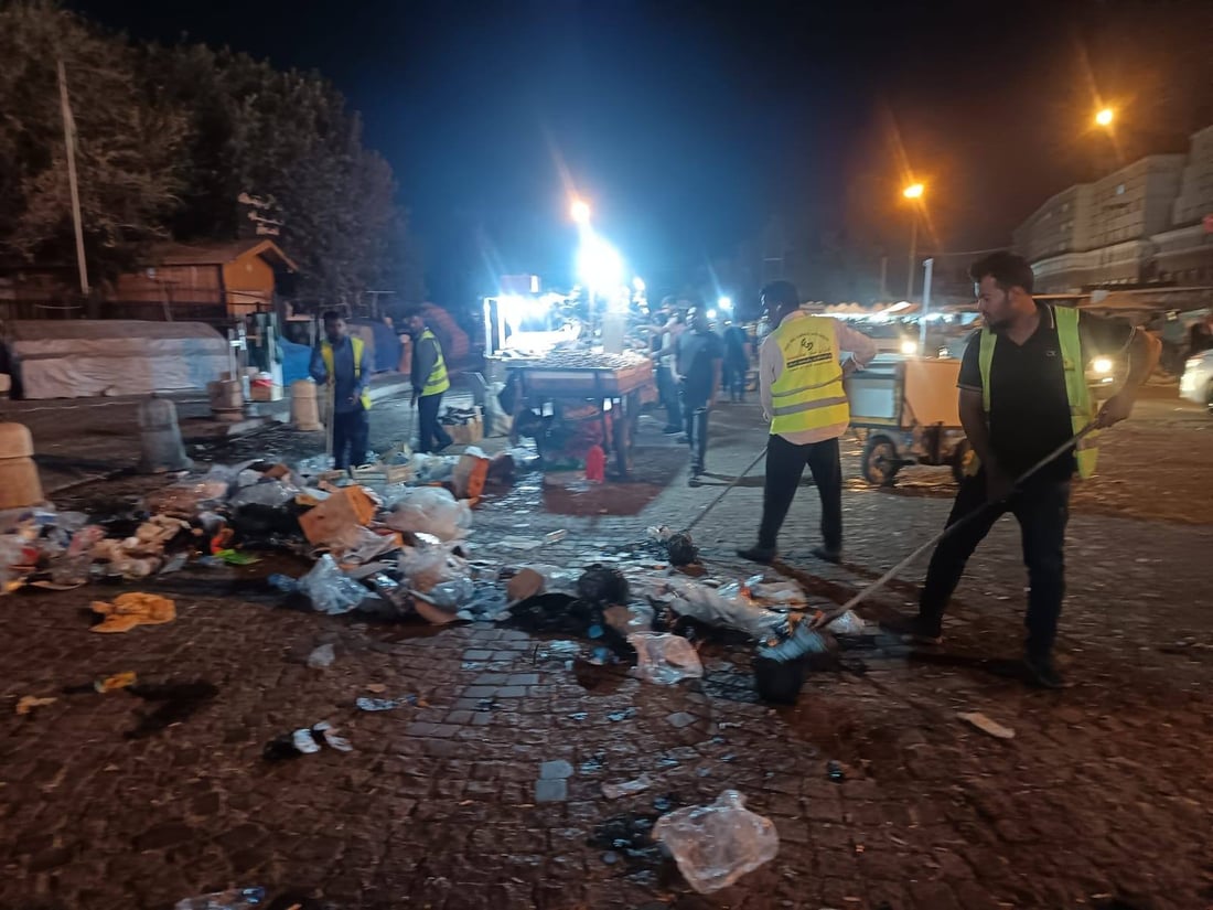 ژینگەپارێزان پاكی دەكەنەوە و كاسبكار و هاوڵاتیانیش پیسی دەكەنەوە