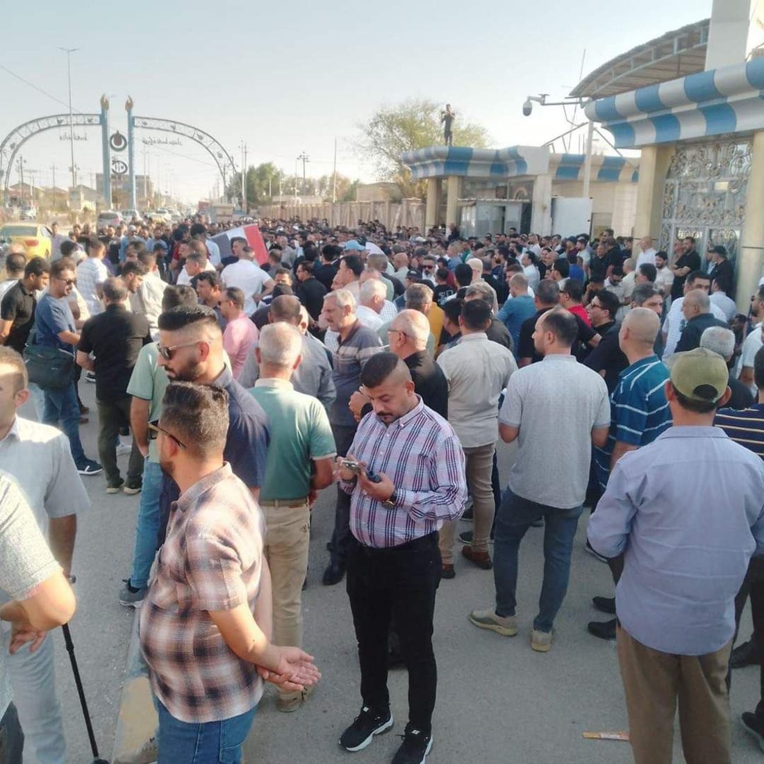 تظاهرات تغلق شركة نفط ذي قار احتجاجا على قرار التمويل المركزي (فيديو)