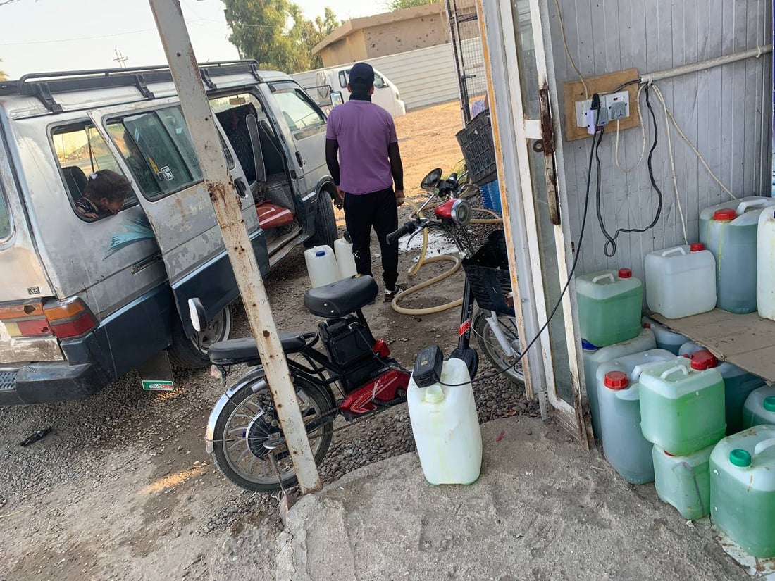 الإسالة ملوثة وتأتي مرة في الأسبوع.. أهالي “الشيحة” يشترون المياه للشرب (صور)