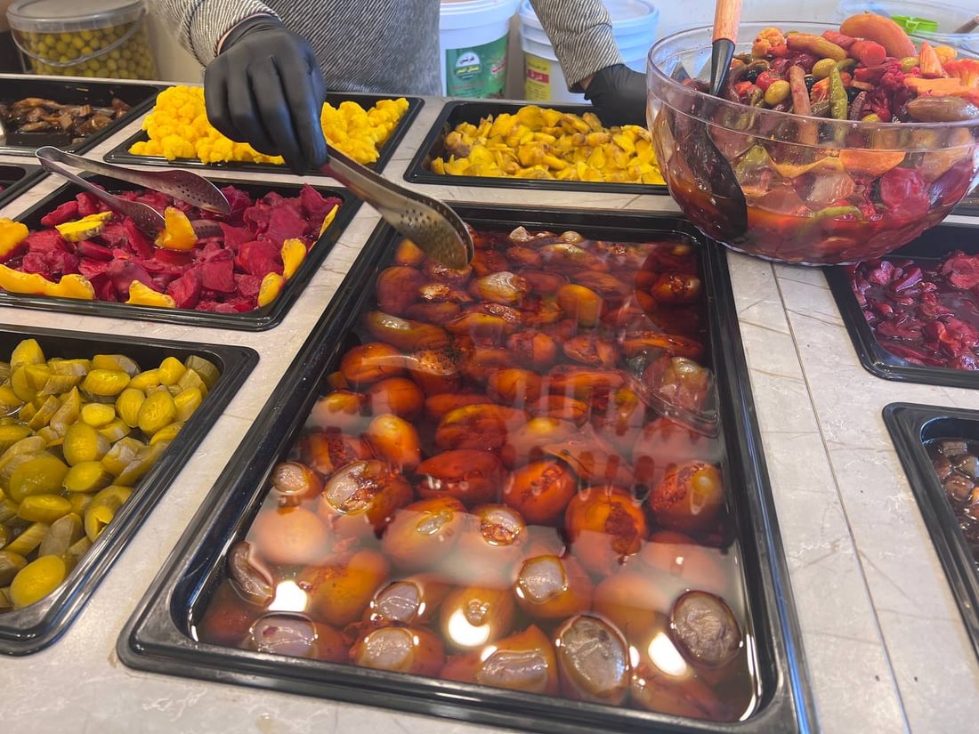 الإماملي نقل طرشي الموصل و14 نوع زيتون إلى داقوق مع فلفل من مزارع المدينة (صور)