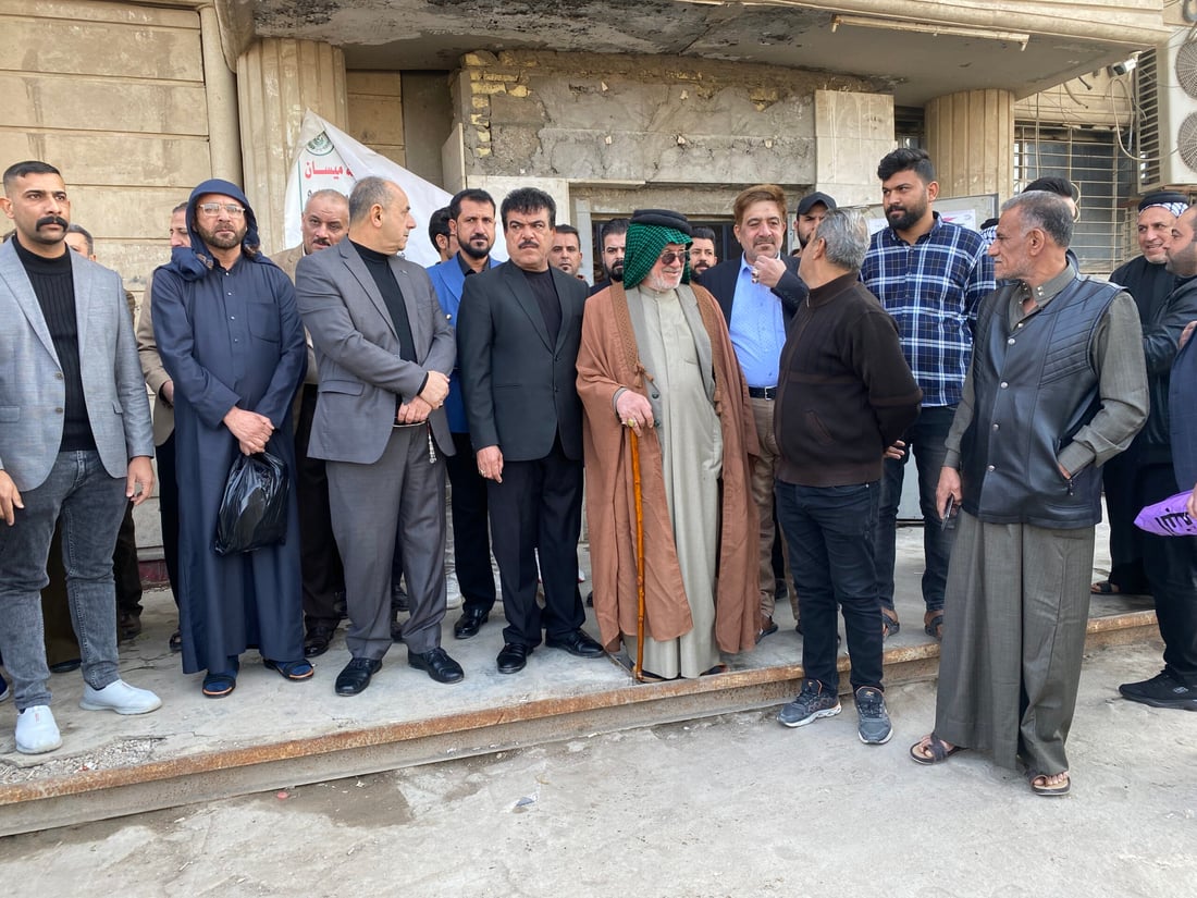 ألف دينار تغضب أصحاب منافذ الرواتب في العمارة.. صور من الاحتجاج على الرافدين