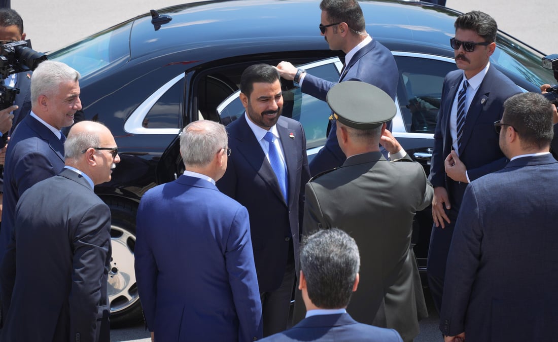 الزيدي يبدأ زيارة تركيا بوضع الورود على قبر أتاتورك
