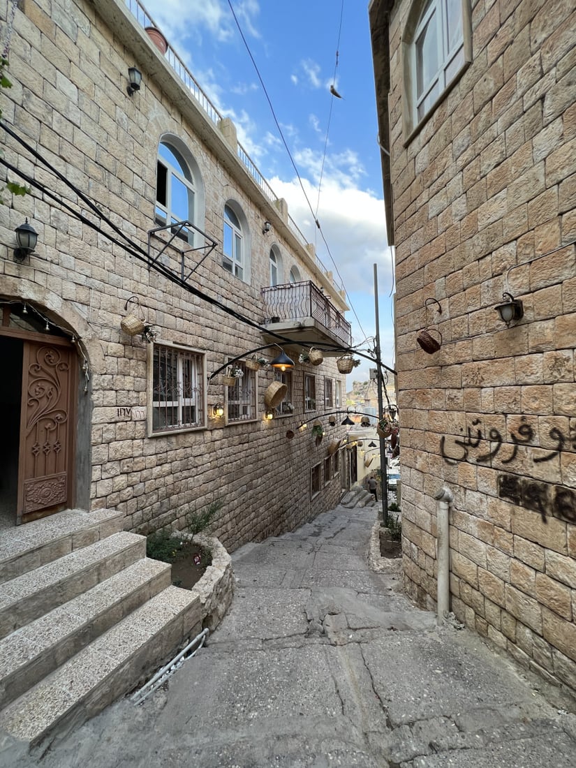 صخرية ومعرضة للانهيار.. لقطات ساحرة من عقرة لبيوت عمرها 1700 عام