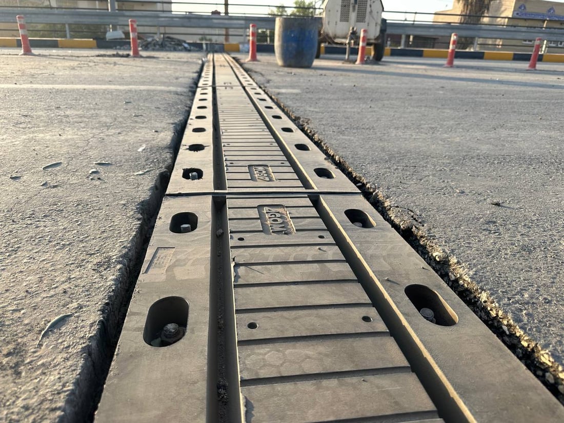 سرقات وخلل في “الجوين”.. جسر الجمهورية الجديد وسط الديوانية مغلق (صور)