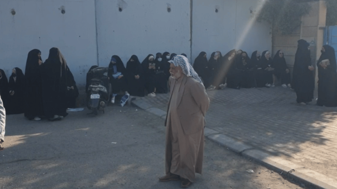 المثنى: مئات الخريجين يغلقون مجمع الحكومة للتذكير بوعود الكاظمي (صور)