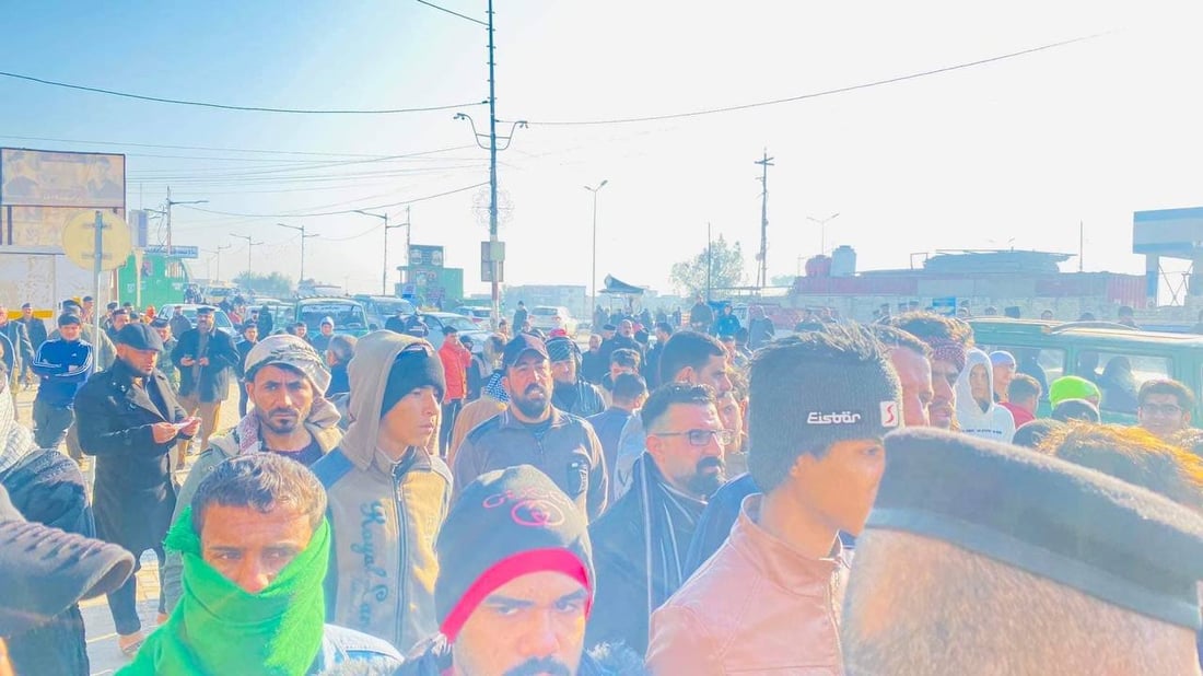 صور من طويريج: متظاهرون يغلقون القائمقامية ويطالبون بإقالة الشافعي