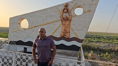 سباح عالمي من الفهود بنوا له تمثالاً.. باريس تنتظر فلاح ناهض (فيديو)
