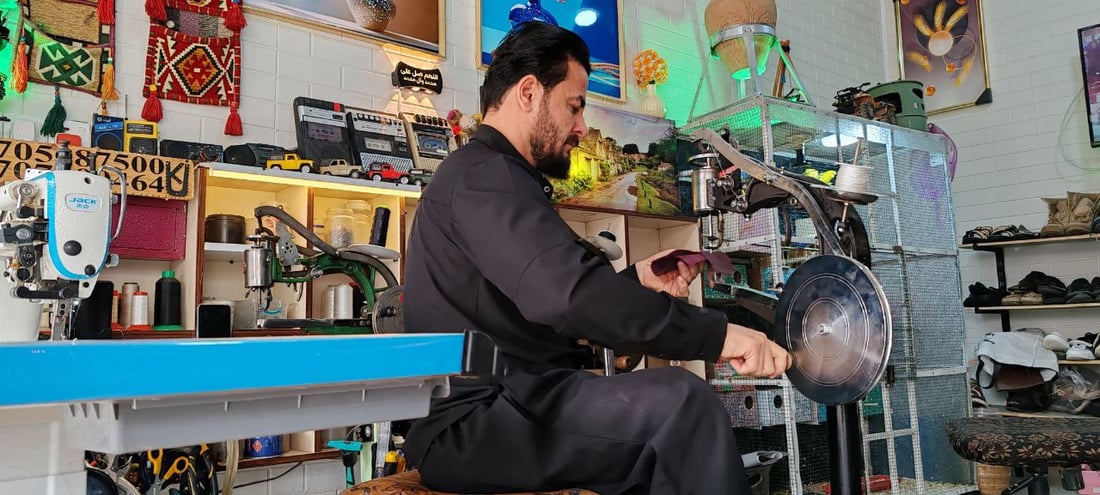 کۆنترین پینەدۆزى دوزخورماتوو بە قاچێکەوە کار دەکات