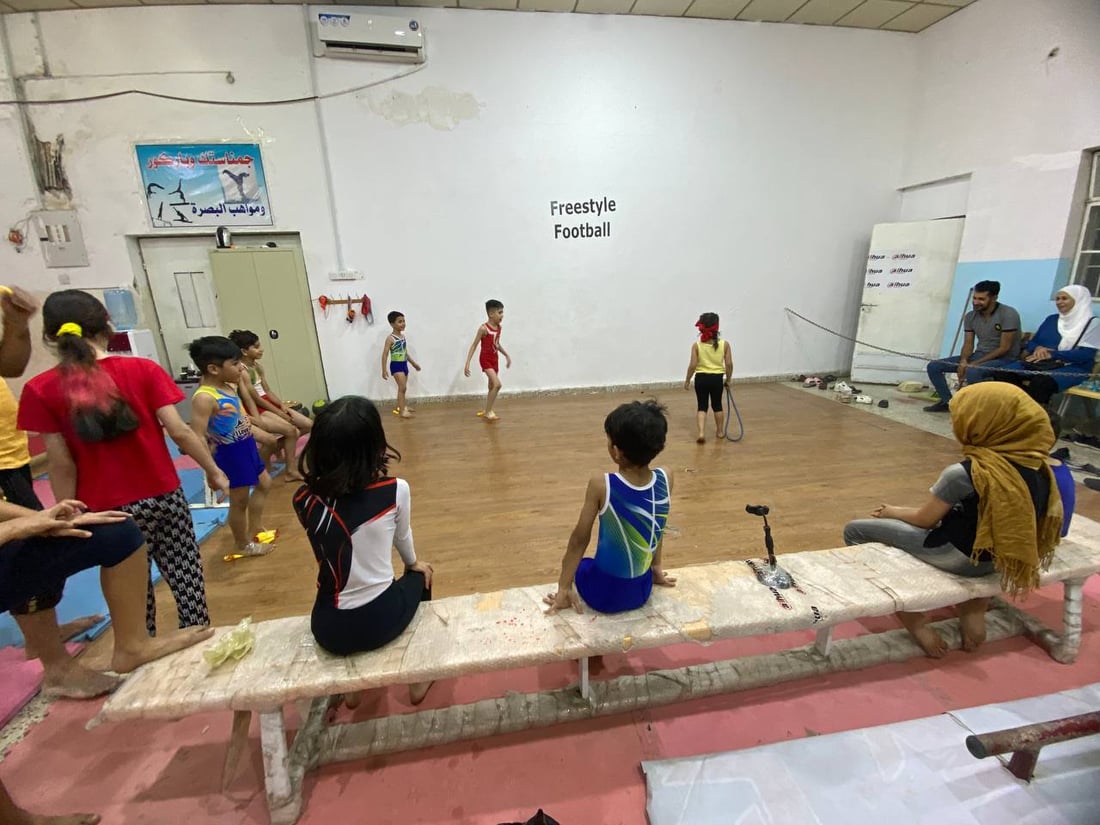 كابتن نوار يدرب أطفال البصرة لذهبية آسيا.. مرح وقساوة في قاعة الجمباز (فيديو)