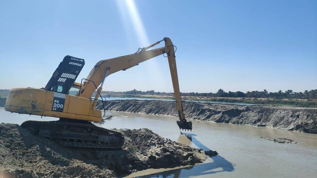 صور من النجف لعمليات كري ورفع ترسبات حوض الفرات