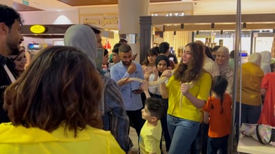 الفتيات لم يهربن بل التقطن الصور.. فيديو من مهرجان الثعابين والزواحف في المنصور