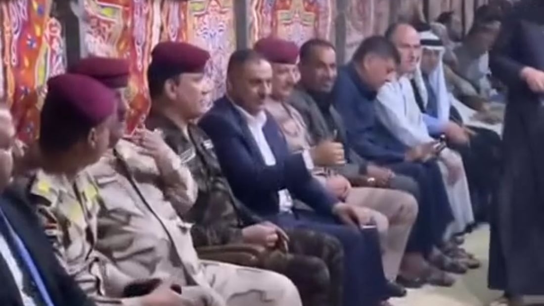 صور: صلح بين “المحامدة” و”الظفير” في جلسة حضرها ضباط ومسؤولو حديثة (صور)