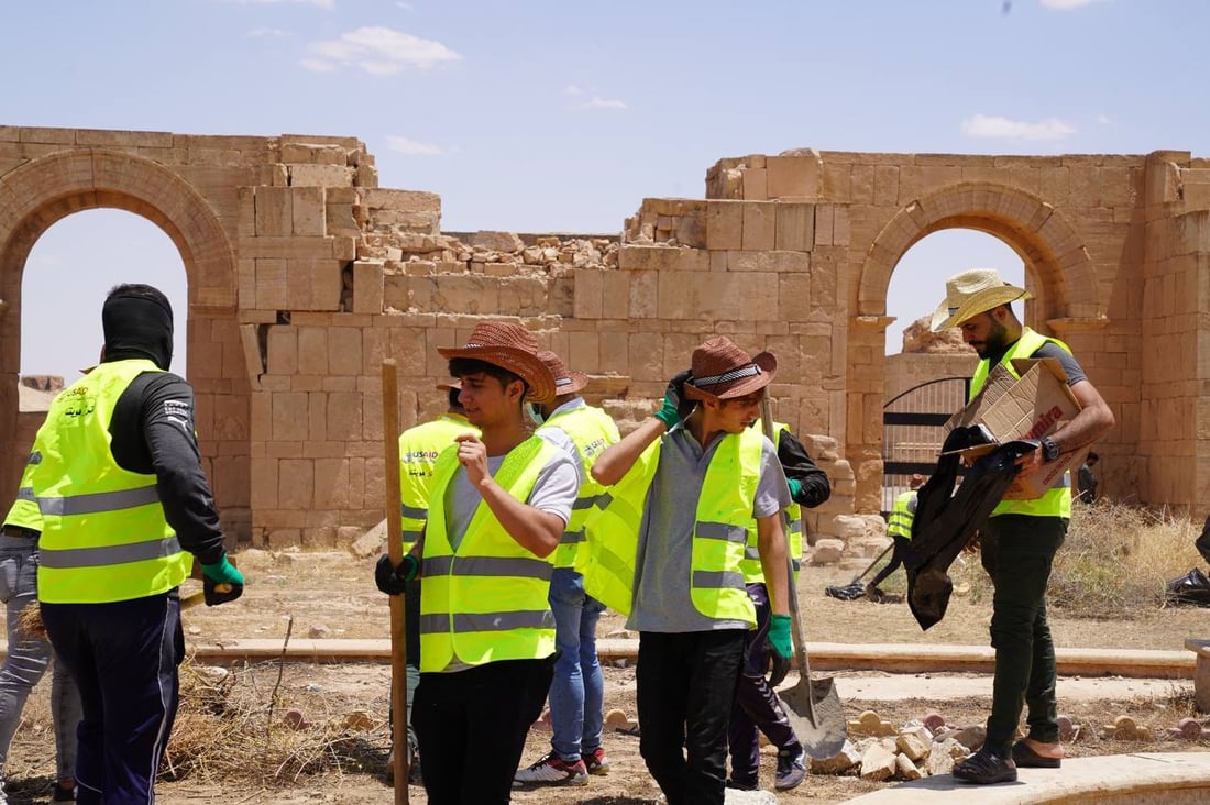 صور: شبان الموصل ينيرون مملكة الحضر ويكنسون شوارعها.. “ننتظر السياح”