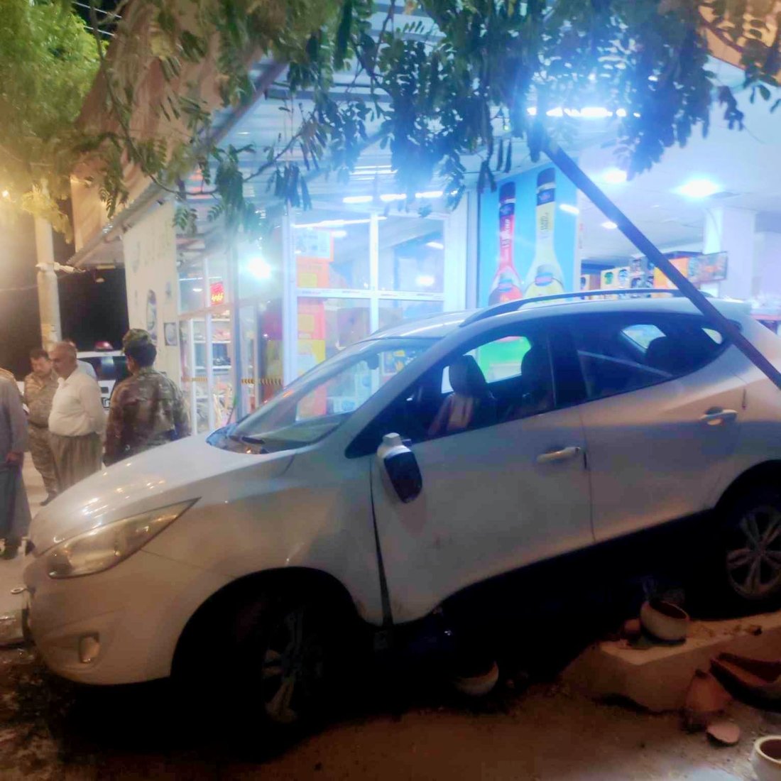 ئۆتۆمبێلێک خۆی کرد بەناو مارکێتێک دا