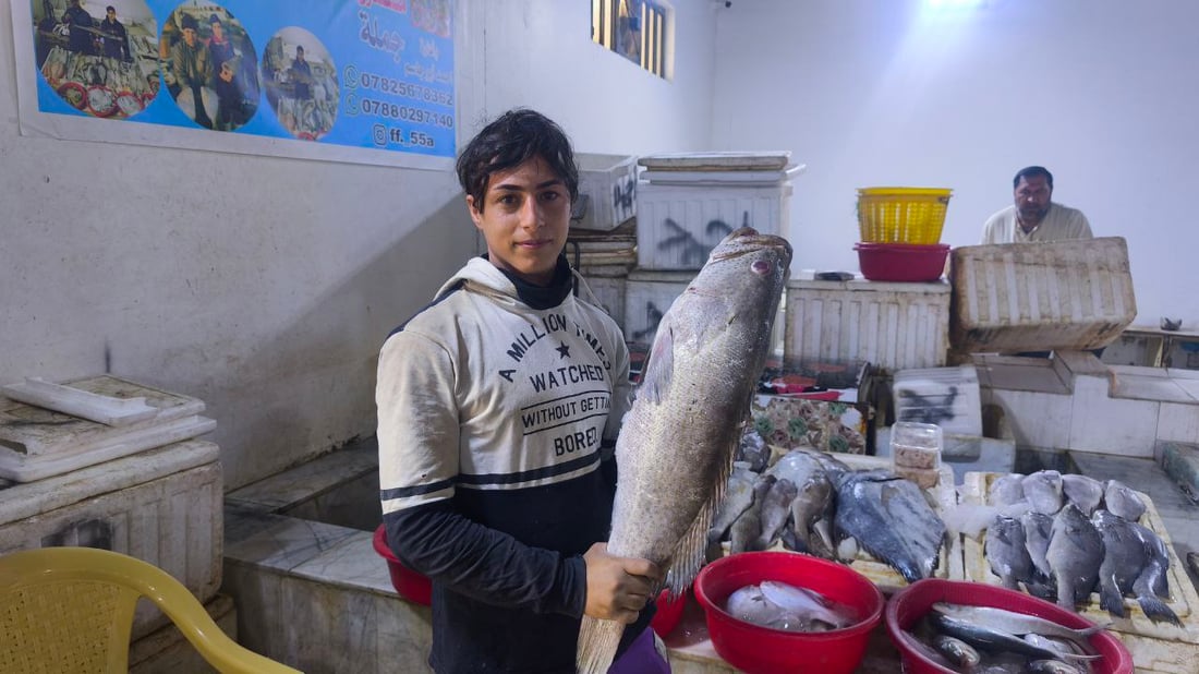 صور: رياح شديدة عصفت بصيد الجمعة.. شح المعروض رفع أسعار السمك بمرسى النقعة
