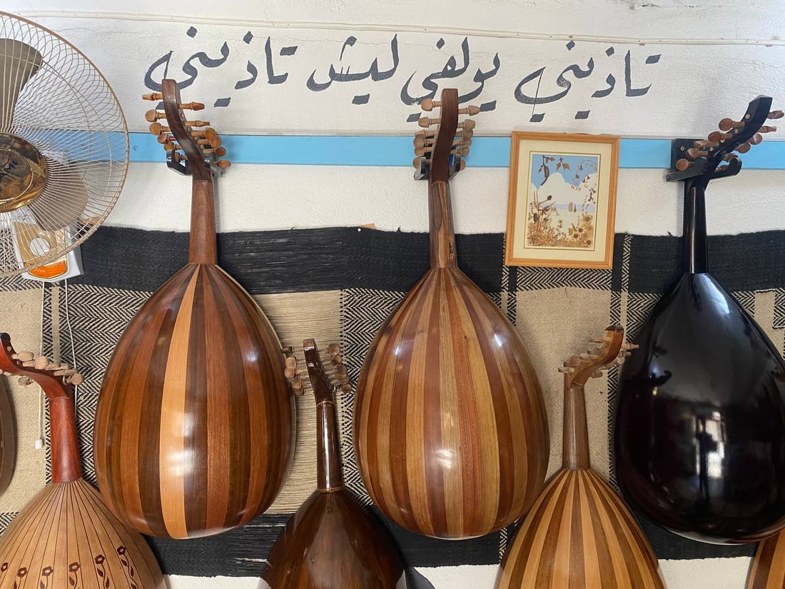 صور من دار “صالح الكويتي” للموسيقى.. ورشة بغدادية لصناعة وبيع العود