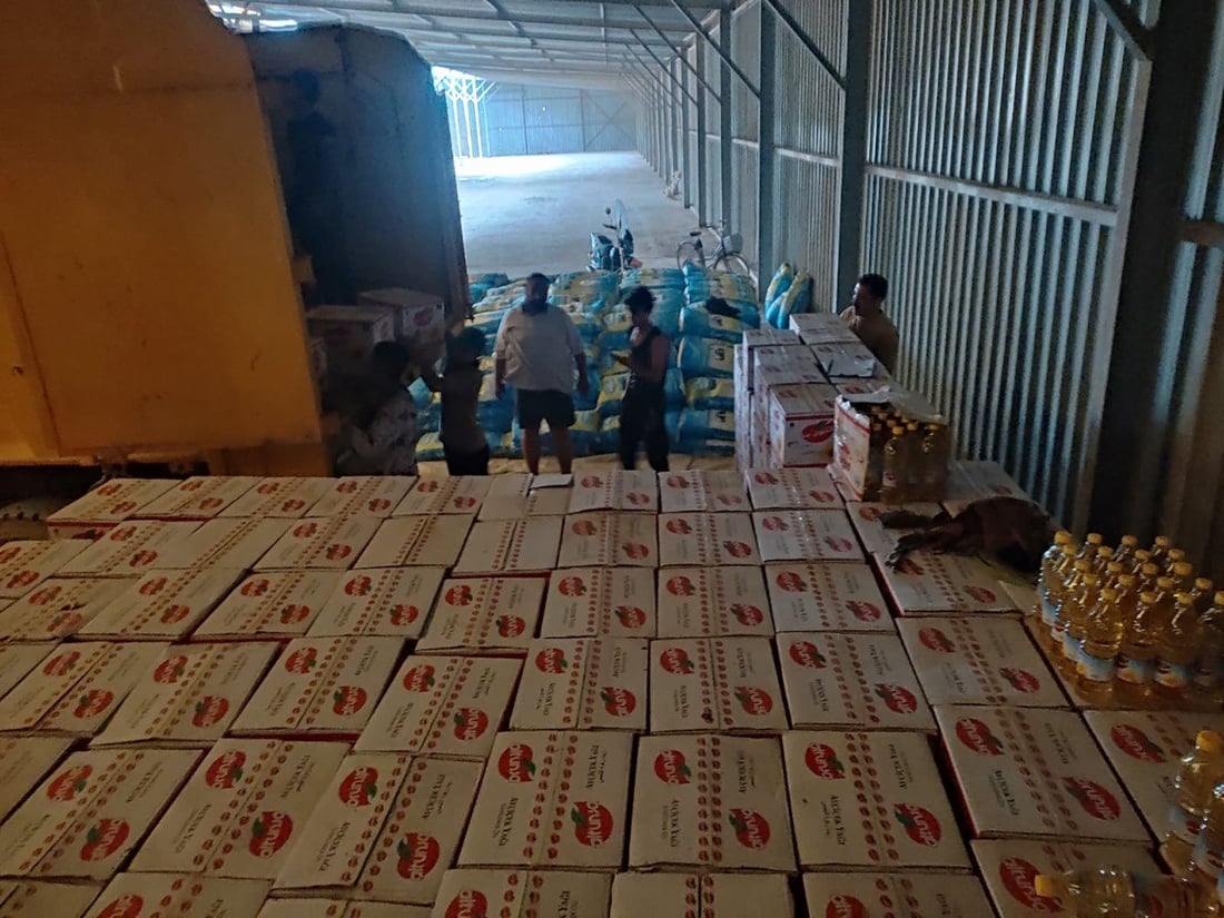 300 طن أغذية و40 أدوية.. الهلال الأحمر العراقي يجهز شحنة مساعدات إلى غزة (صور)