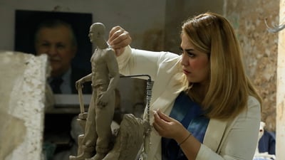 فنانة من السليمانية: انتبهوا فللنساء طاقة خاصة وأرمم أعمالي في الشوارع (فيديو)