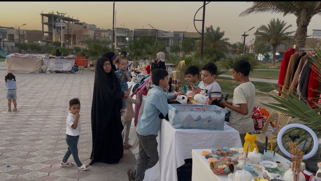 صور: نسمات الخريف تخرج فعاليات النجف إلى الحدائق.. معرض فني في الهواء الطلق