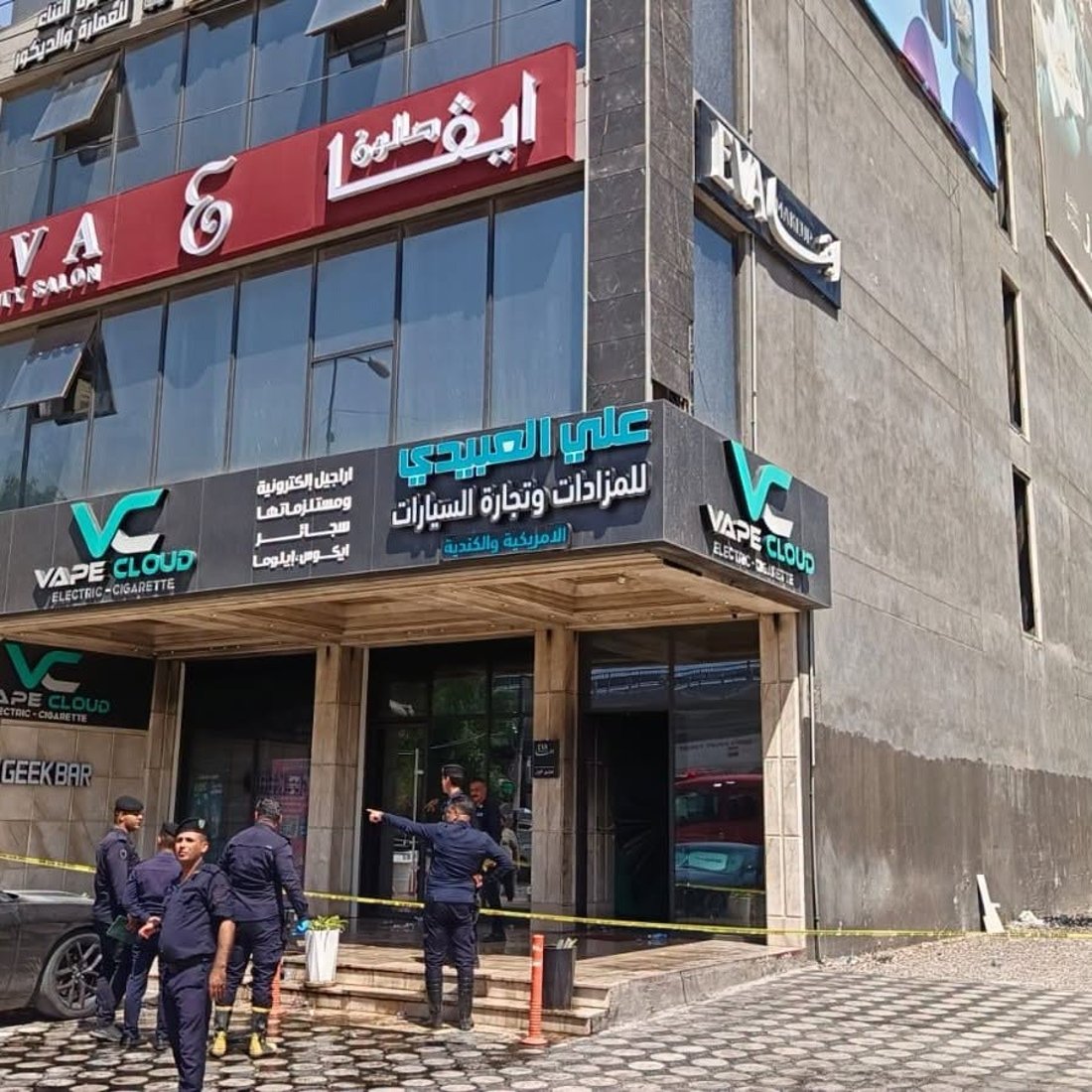 صور: إنقاذ 25 شخصاً بعد اندلاع حريق في عمارة سكنية وسط بغداد