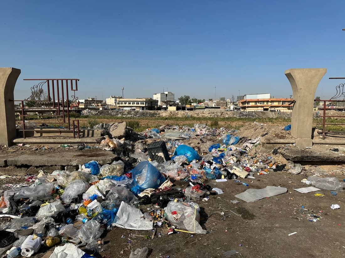 هناك خطة لكن الشرطة لن تتدخل.. نهر قلعة كركوك غص بالقمامة وصار “كراج” (صور)
