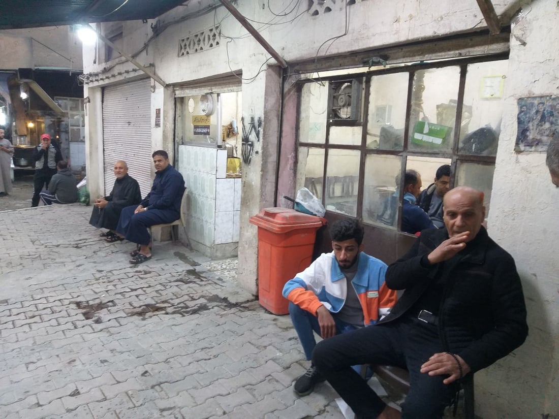 بغداد: “الكادحين” مقهى الكسبة وكبار السن في الحرية.. بلا نارجيلة (صور)