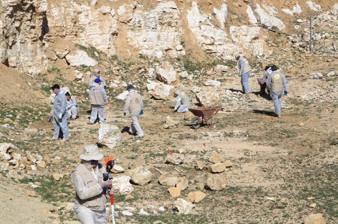 صور: شهادات مروعة من الناجين الإيزيديين خلال فتح مقبرة “زليلة” الجماعية في سنجار