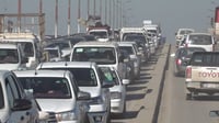 صور: سيارات مضاعفة تخنق الشوارع.. الحلة تنتظر مشروع 