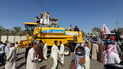 مزارعو غماس مثقلون بالديون.. أغلقوا الطريق الدولي بالجرافات ويريدون مستحقاتهم
