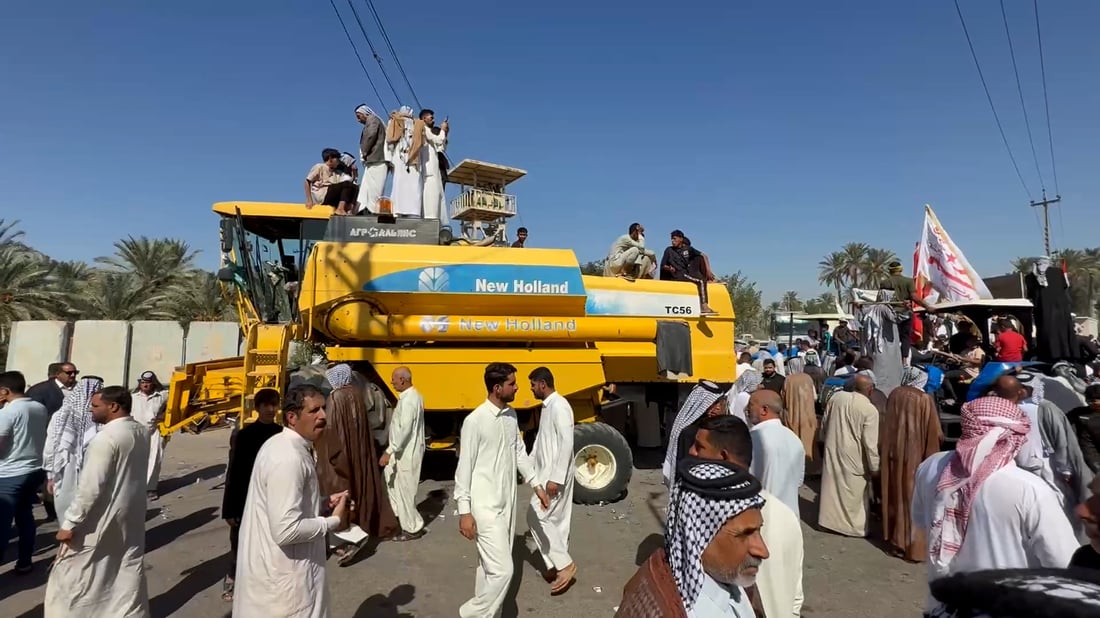 مزارعو غماس مثقلون بالديون.. أغلقوا الطريق الدولي بالجرافات ويريدون مستحقاتهم