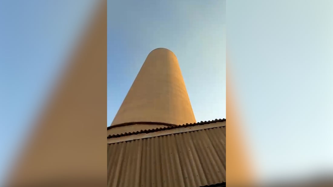 فيديو: رفع راية الإمام الحسين فوق برج يعادل 10 طوابق في خور الزبير