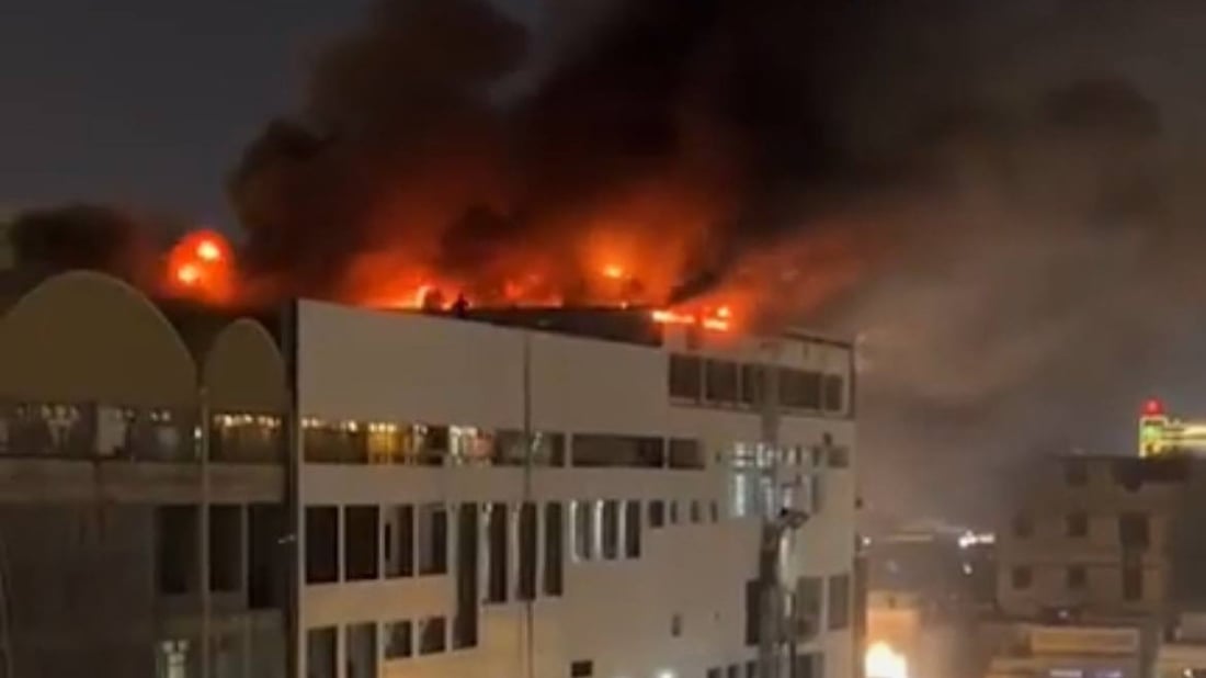 مشاهد من حريق شنشل مول في البصرة الآن