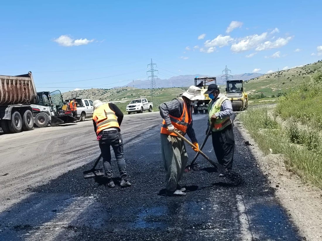 ئەمڕۆ رێگایی تاسڵوجە-دوکان و دوکان-خەلەکان-ھیزۆپ نۆژەندەکرێتەوە.  کارەکان لەلایەن تیمەکانی سەر بە بەڕێوەبەرایەتی چاککردن و پاراستنی رێگاوبانی سلێمانییەوە كراون.