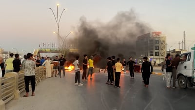 نيران تغلق مدخل الكوت.. غضب بعد وفاة شخص وشبهة تعذيب