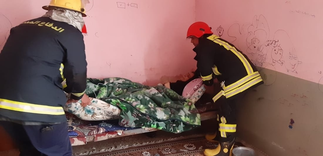 صور: إنقاذ امرأة مسنة بعد انهيار أجزاء من منزلها بسبب الأمطار في ميسان