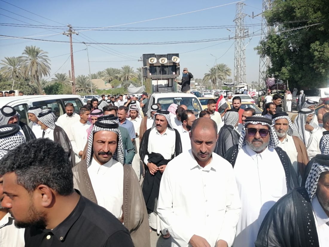 “لم نعد نحتمل العطش”.. تظاهرة غاضبة في المدحتية احتجاجاً على انقطاع المياه (صور)
