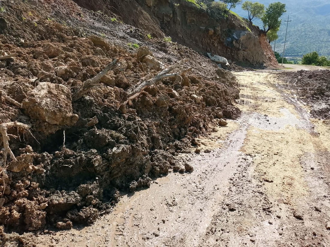 رێگای بەشێکی ناحیە و گوندەکان لە پاشماوەی باران و لافاو پاککرانەوە