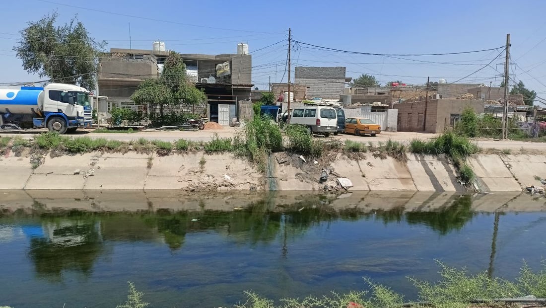 صور صادمة: مياه المجاري تختلط بالفرات والنفايات تغطي ضفاف طويريج
