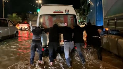مجاري الحلة: حتى “تناكر” النفط تحاول إنقاذ شارع 60 من الأمطار (فيديو)