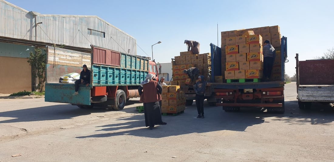 صور: لـ194 ألف مستحق.. الشاحنات تنقل السلة الغذائية إلى 445 وكيلاً بالمثنى