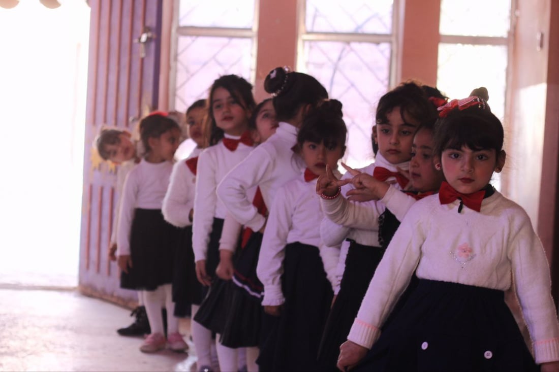 صور: الصغيرات الجميلات في بلدروز يجربن مشاهدة اللوحات والتفرج على المسرح