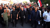 صور: هادي العامري يرفع القرآن وسط الجادرية