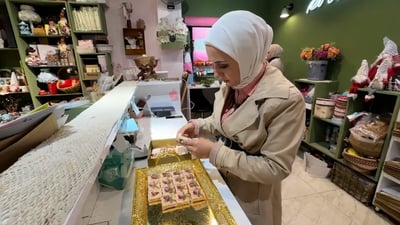 فيديو مع شهد بائعة الورد وقطتها.. من محل صغير إلى أكبر متاجر الموصل